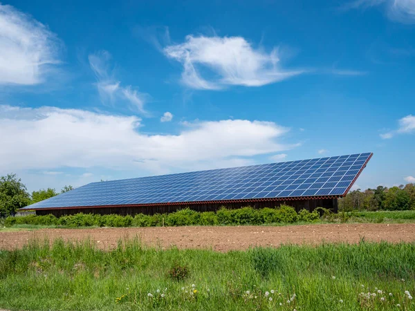 Planta de energia solar no campo — Fotografia de Stock