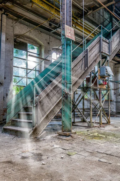 Les rayons du soleil tombent par la fenêtre dans une ancienne usine — Photo