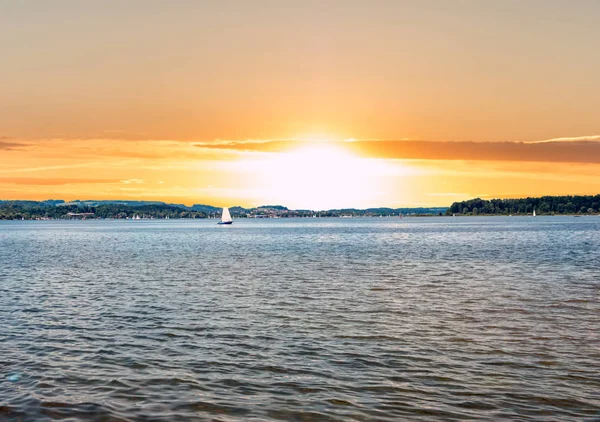 Blick auf den Chiemsee bei Sonnenuntergang — Stockfoto