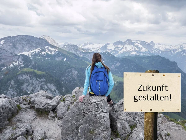 Schild toekomstige vorm met vrouw op de top in het Duits — Stockfoto