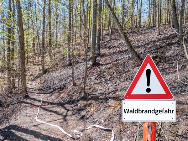 Tyska varningstecken skog brand fara — Stockfoto