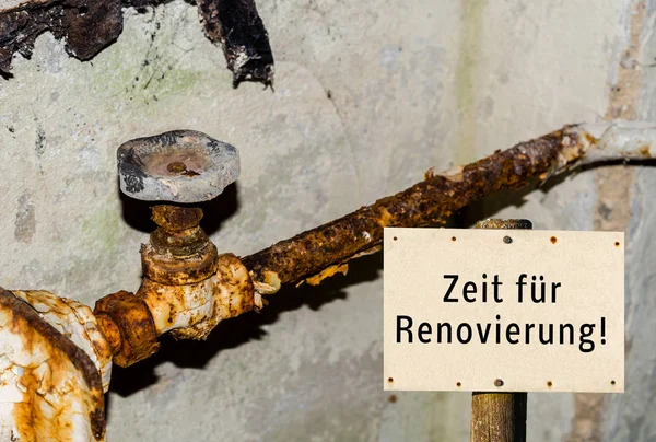 Alte Heizungsrohre Zeit für Renovierung — Stockfoto