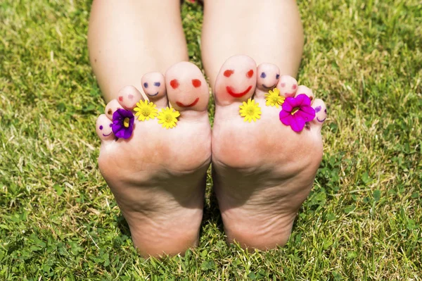 Painted foot with flowers — Stock Photo, Image
