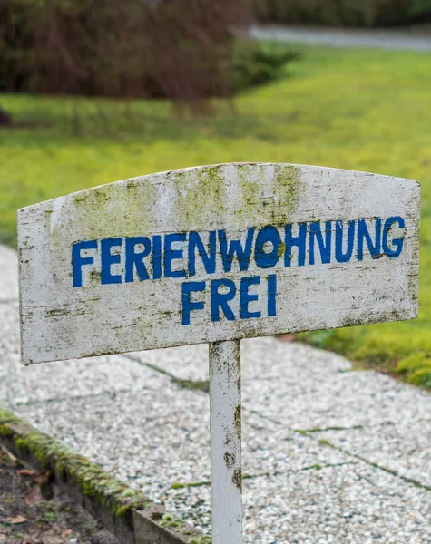 Apartment Free sign in German — Stockfoto