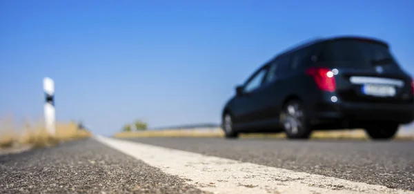 Landstraße mit Auto — Stockfoto