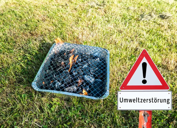 Attention signe grill jetable destruction de l'environnement allemand — Photo