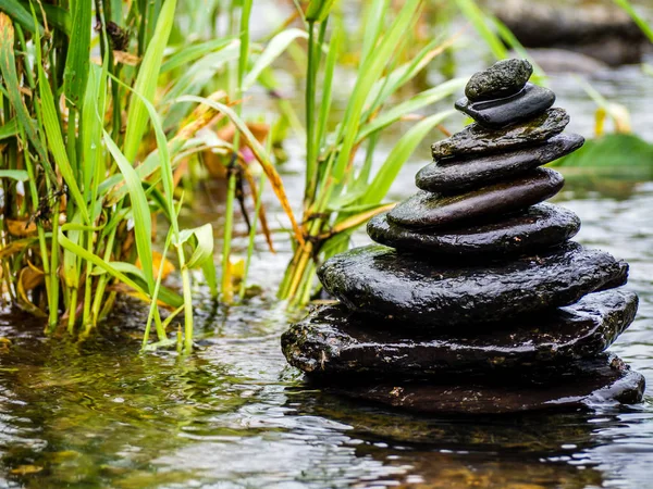 Pierres zen dans une rivière — Photo