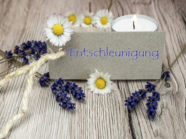 Zeichen der Entschleunigung mit Lavendel — Stockfoto