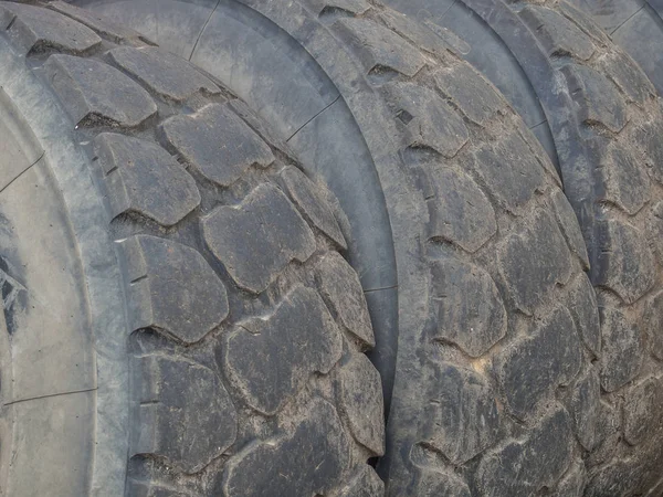 Roto viejos neumáticos fondo —  Fotos de Stock