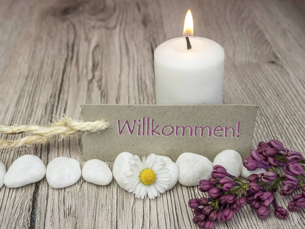 Deutsche Willkommensdekoration Blüten Steine Kerze — Stockfoto