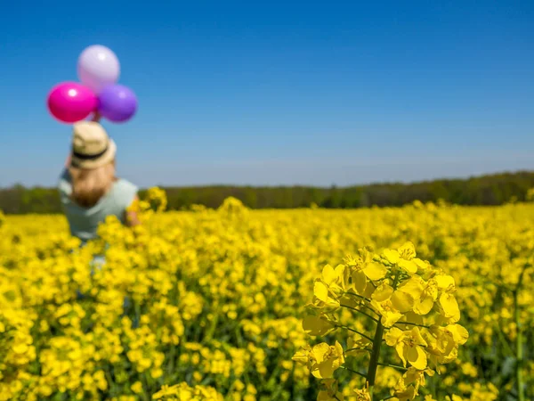 Giovane donna con palloncini in un fiel stupro — Foto Stock