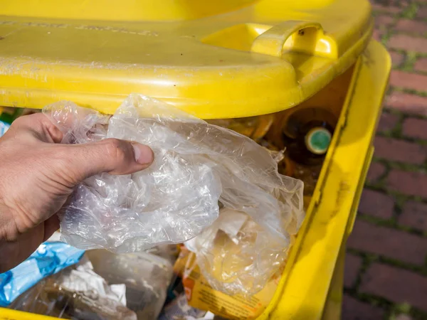 Pattumiera gialla per rifiuti plastici — Foto Stock