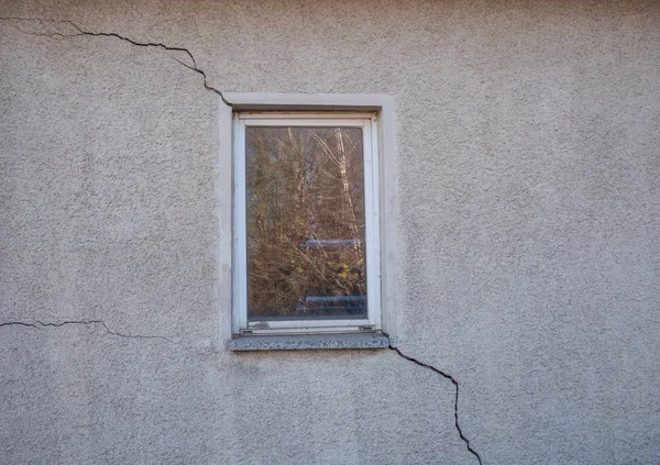 Crepa di danno di edificio su una finestra di parete di casa — Foto Stock