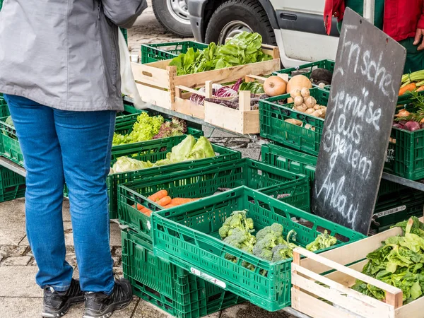 Verduras frescas en el mercado semanal —  Fotos de Stock