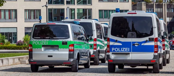 Diverse auto della polizia tedesca a una manifestazione — Foto Stock
