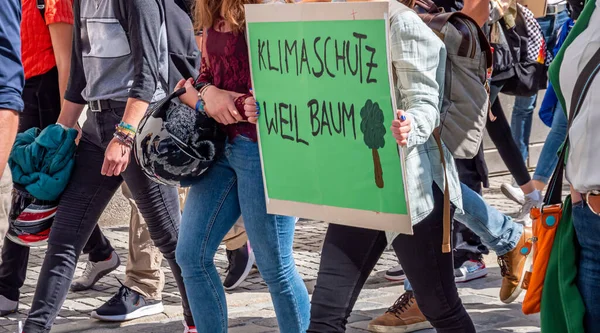 Demonstração de proteção climática com cartaz em alemão — Fotografia de Stock