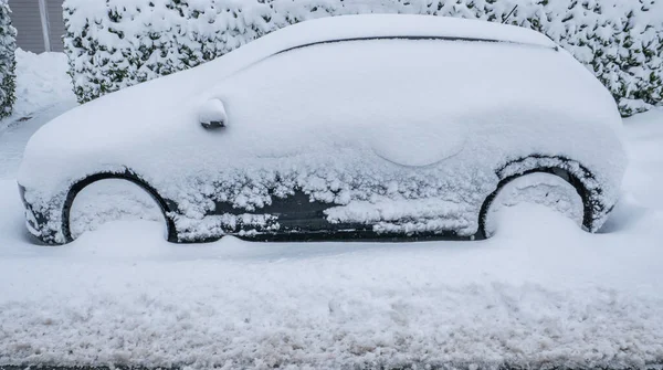 Carro com fundo de neve — Fotografia de Stock