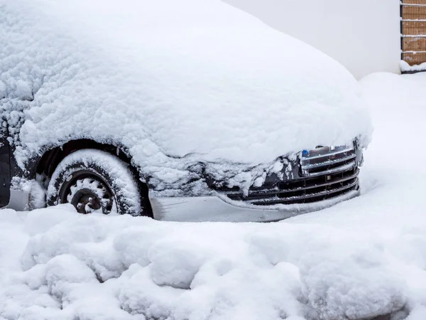 The car is completely too snowy Royalty Free Stock Images