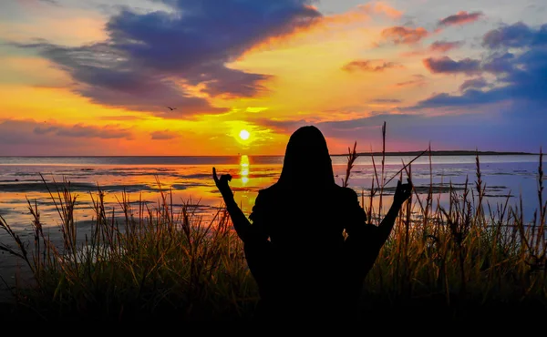 Žena medituje na pláži v Severním moři — Stock fotografie