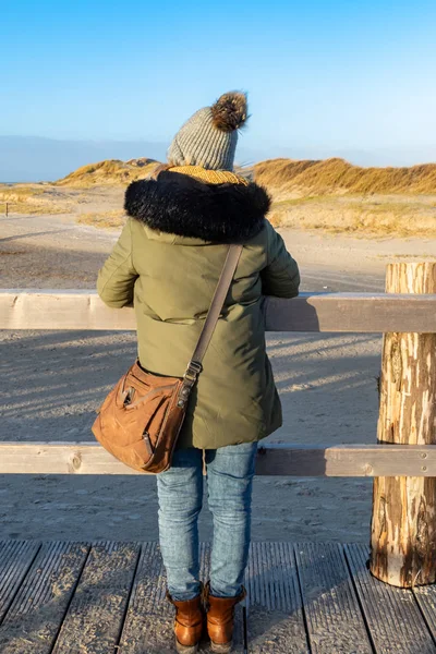 La donna guarda le dune sulla costa del Mare del Nord — Foto Stock