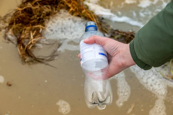 Bottiglia di plastica protezione ambientale oceani in PVC — Foto Stock