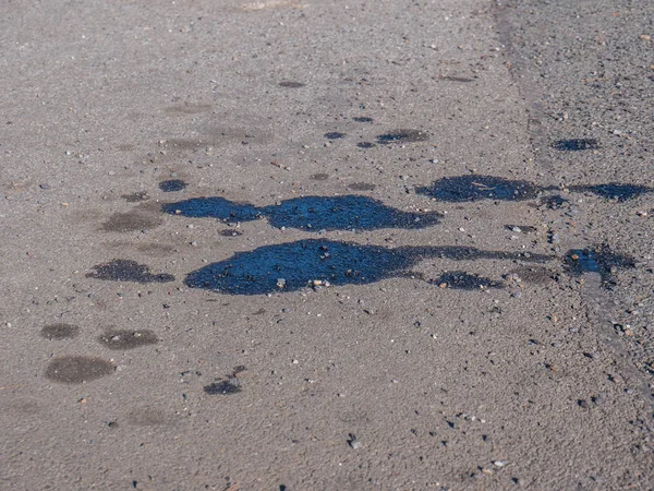 Derrame de óleo em um carro — Fotografia de Stock