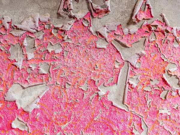 Сдирать со стены старого розового дома — стоковое фото