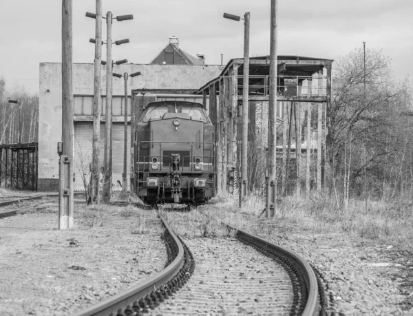 Velho trem shunter no tapume — Fotografia de Stock