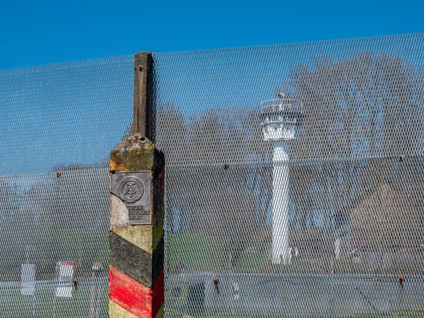 Posto fronteiriço da RDA Fronteira interna alemã com torre de vigia — Fotografia de Stock