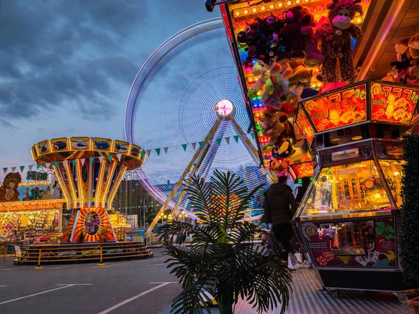 Fiesta folclórica en la ciudad por la noche — Foto de Stock