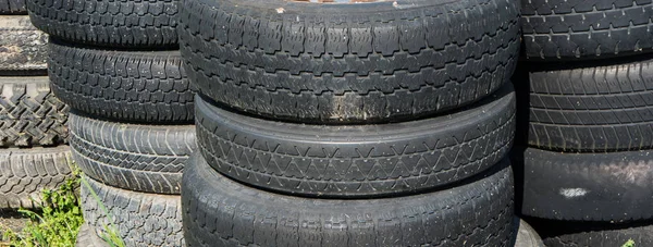 Pannorama Neumáticos viejos apilados —  Fotos de Stock