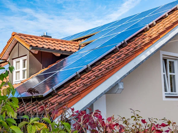 Telhado doméstico com energia solar — Fotografia de Stock