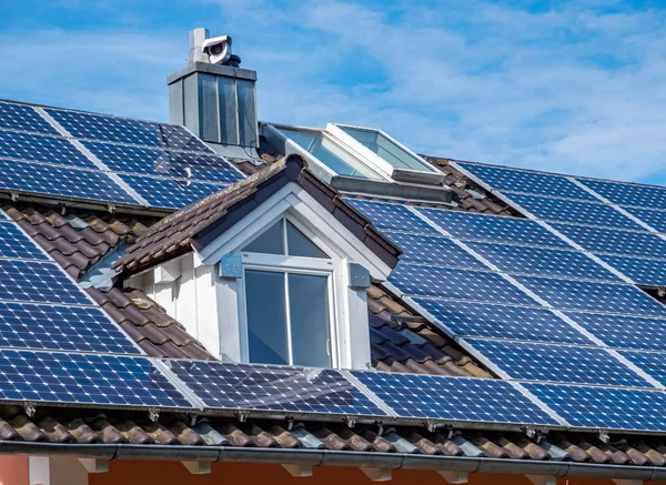 Painel solar fotovoltaico no telhado — Fotografia de Stock