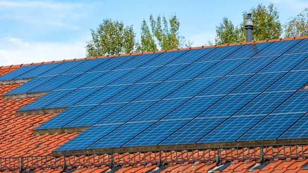 Panorama střecha se solární energií — Stock fotografie