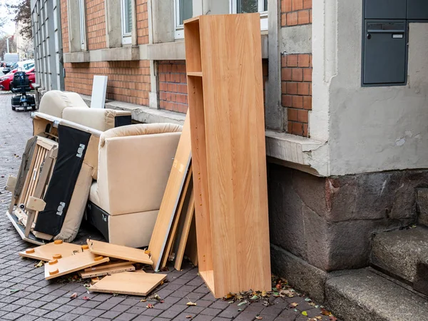 Bulky waste at the roadside — Stock Photo, Image