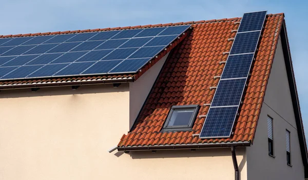 Energía solar ecológica en el techo — Foto de Stock