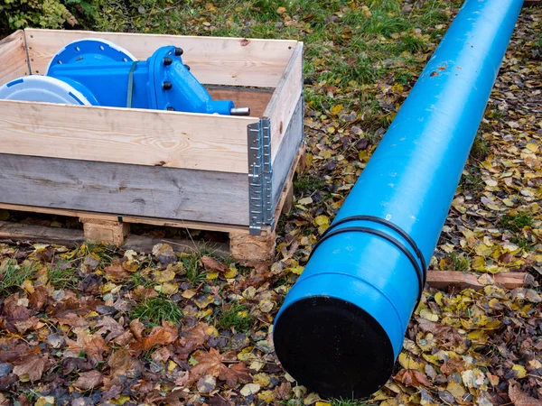 Нова водопровідна труба після розриву водопроводу — стокове фото