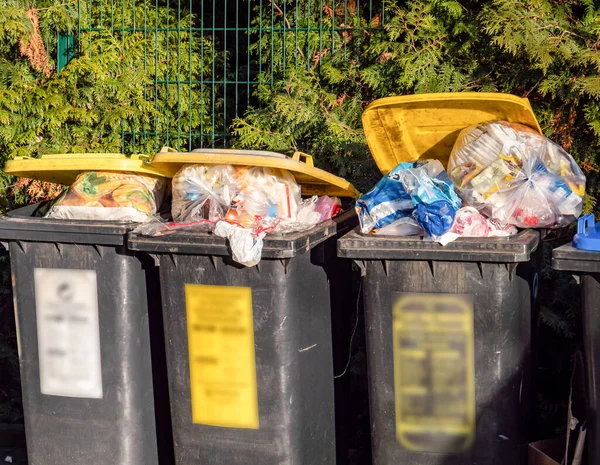 Zbyt dużo plastikowych odpadów Żółty kosz — Zdjęcie stockowe