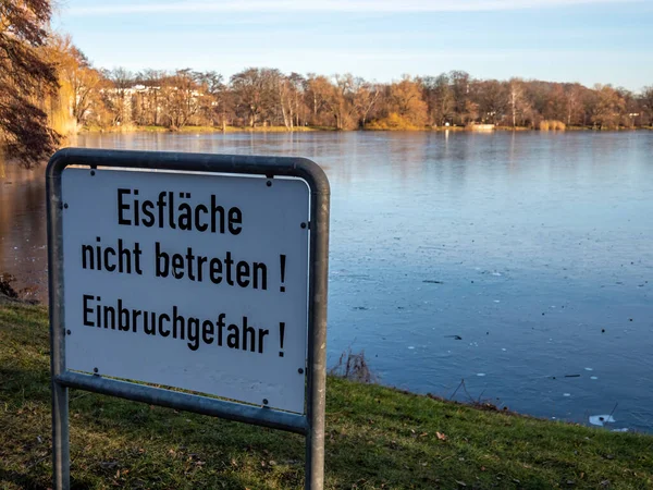 Teckna isbrytning fara på tyska — Stockfoto