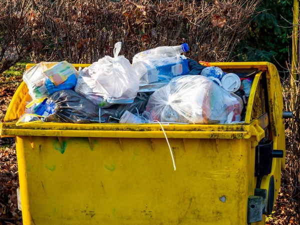 Żółty kosz z odpadami z tworzyw sztucznych — Zdjęcie stockowe
