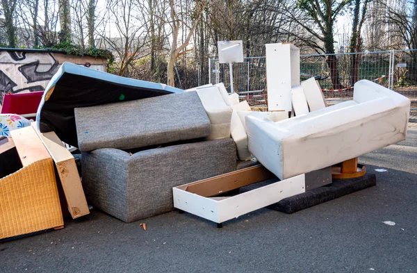 Bulky waste stands on the street — Stock Photo, Image