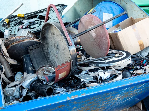 Déchets métalliques dans un conteneur de tri des déchets — Photo