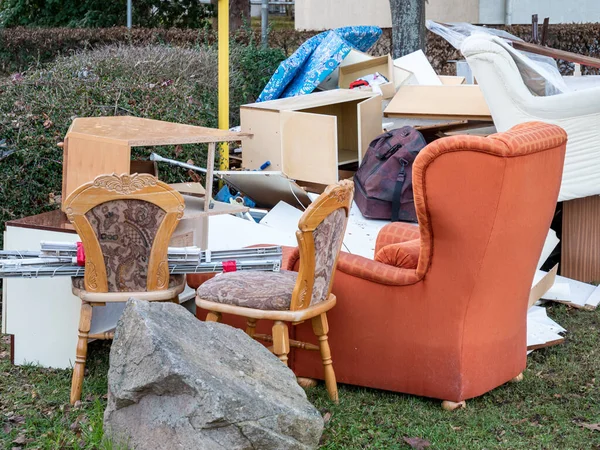 Inzameling van omvangrijk afval op straat — Stockfoto