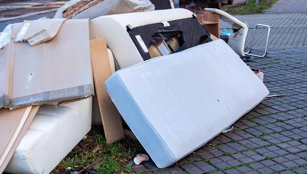 Colchón y muebles voluminosos de la colección de residuos — Foto de Stock