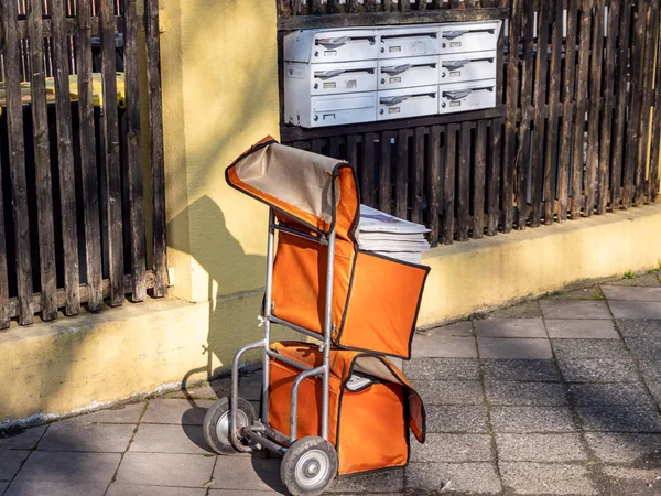 Part-time job as a newspaper deliverer — Stock Photo, Image