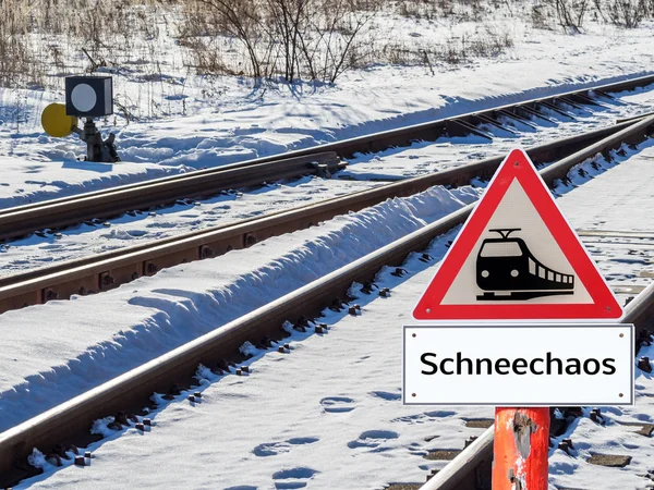 Sneeuwchaos waarschuwingsbord bij de spoorweg in het Duits — Stockfoto