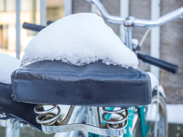 Велосипедний сідло зі снігом — стокове фото