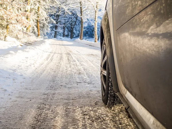 Winter tyres in the snow — Stock Photo, Image