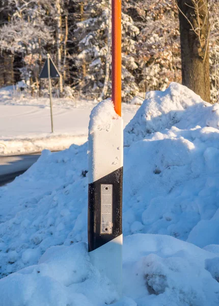 Delineatori in inverno alla vostra strada — Foto Stock