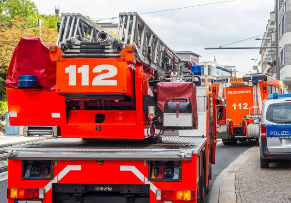 Красная немецкая пожарная машина в действии — стоковое фото